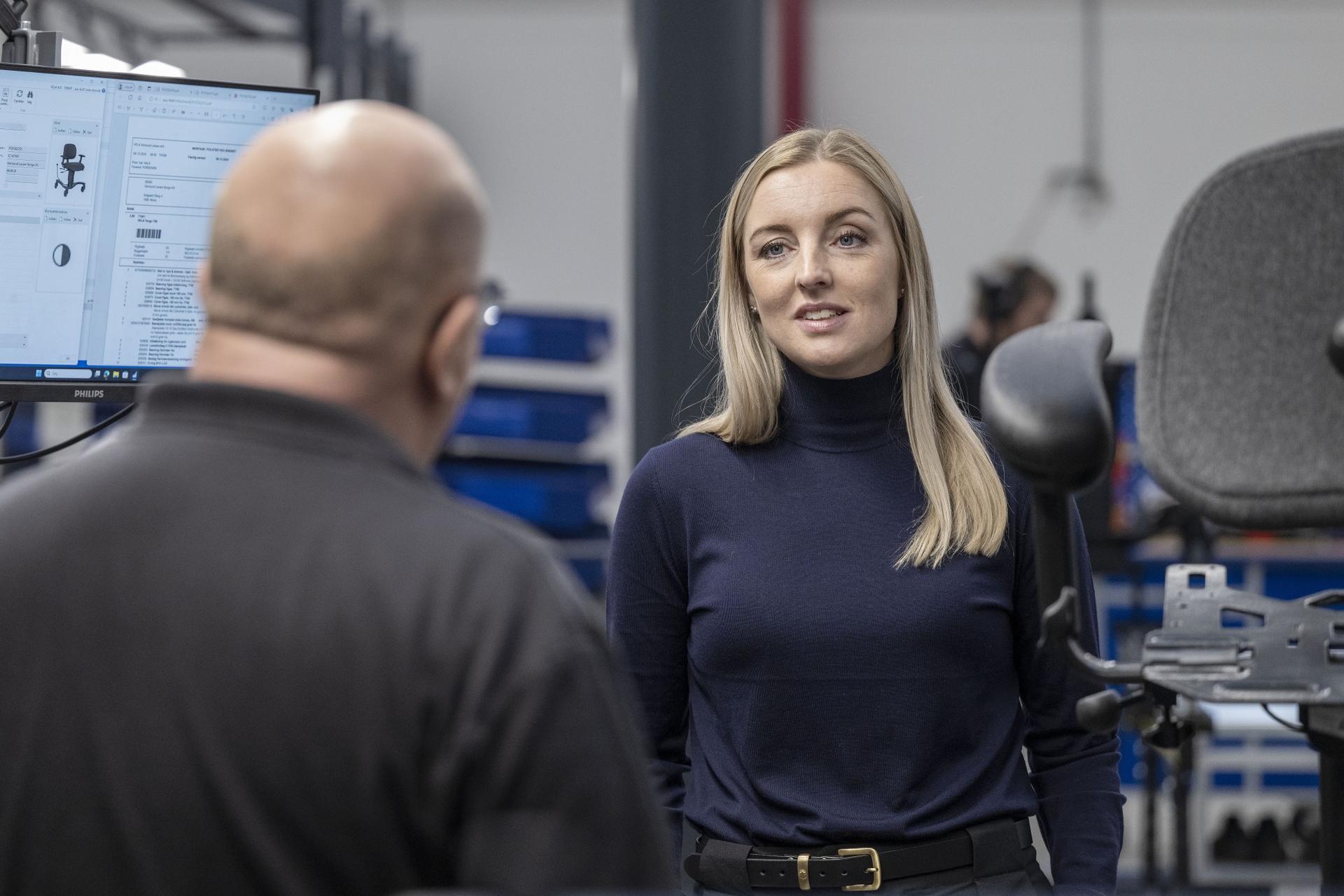 Ann-Louise Andersen snakker med en virksomhedspartner