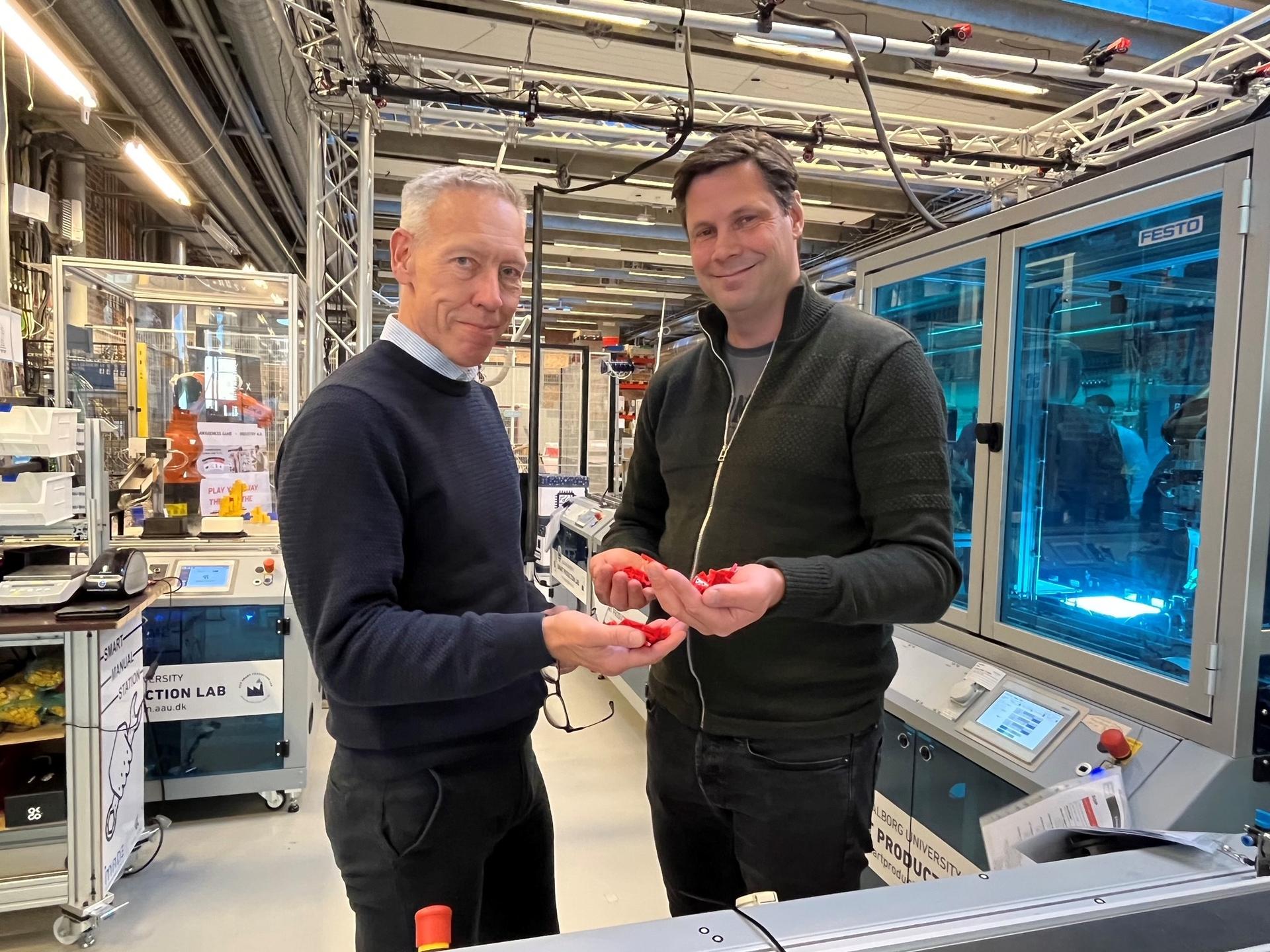 Jesper og Brian i laboratoriet på Institut for Materialer og produktion på AAU Jesper og Brian i laboratoriet på Institut for Materialer og produktion på AAU
